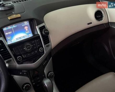 Белый Шевроле Круз, объемом двигателя 1.4 л и пробегом 258 тыс. км за 8140 $, фото 17 на Automoto.ua