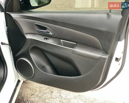 Белый Шевроле Круз, объемом двигателя 2 л и пробегом 212 тыс. км за 8190 $, фото 16 на Automoto.ua