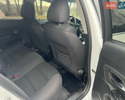 Білий Шевроле Круз, об'ємом двигуна 1.4 л та пробігом 130 тис. км за 6999 $, фото 17 на Automoto.ua