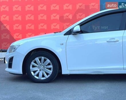 Белый Шевроле Круз, объемом двигателя 1.8 л и пробегом 124 тыс. км за 7500 $, фото 17 на Automoto.ua
