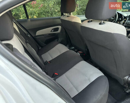 Белый Шевроле Круз, объемом двигателя 1.8 л и пробегом 227 тыс. км за 7000 $, фото 5 на Automoto.ua