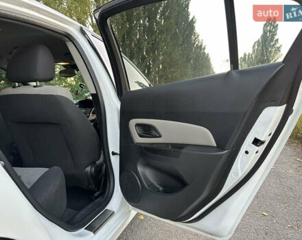 Белый Шевроле Круз, объемом двигателя 1.8 л и пробегом 227 тыс. км за 7000 $, фото 4 на Automoto.ua