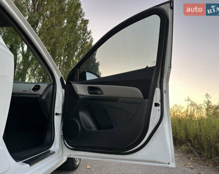 Белый Шевроле Круз, объемом двигателя 1.8 л и пробегом 227 тыс. км за 7000 $, фото 2 на Automoto.ua