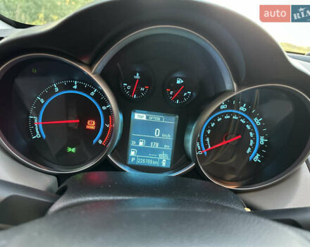 Белый Шевроле Круз, объемом двигателя 1.8 л и пробегом 227 тыс. км за 7000 $, фото 8 на Automoto.ua