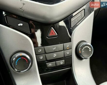 Белый Шевроле Круз, объемом двигателя 1.8 л и пробегом 263 тыс. км за 6500 $, фото 15 на Automoto.ua