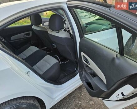 Белый Шевроле Круз, объемом двигателя 1.8 л и пробегом 237 тыс. км за 7400 $, фото 35 на Automoto.ua