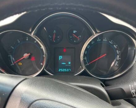 Белый Шевроле Круз, объемом двигателя 1.8 л и пробегом 250 тыс. км за 8500 $, фото 6 на Automoto.ua