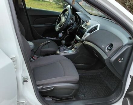 Белый Шевроле Круз, объемом двигателя 1.4 л и пробегом 186 тыс. км за 6500 $, фото 2 на Automoto.ua