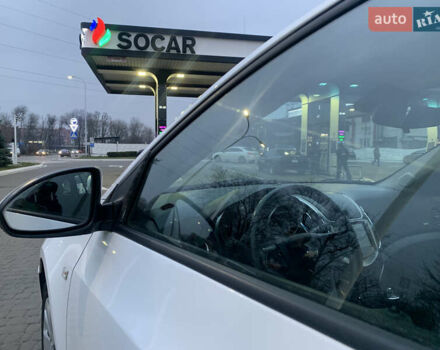 Белый Шевроле Круз, объемом двигателя 1.8 л и пробегом 140 тыс. км за 8000 $, фото 5 на Automoto.ua