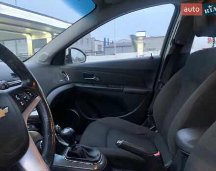 Белый Шевроле Круз, объемом двигателя 1.8 л и пробегом 140 тыс. км за 8000 $, фото 17 на Automoto.ua