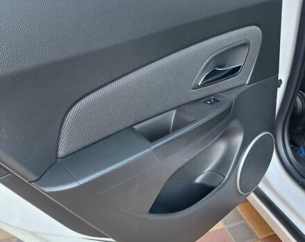 Белый Шевроле Круз, объемом двигателя 1.8 л и пробегом 35 тыс. км за 10500 $, фото 1 на Automoto.ua