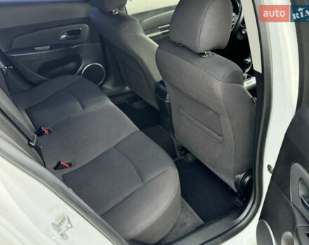 Белый Шевроле Круз, объемом двигателя 1.6 л и пробегом 184 тыс. км за 6200 $, фото 7 на Automoto.ua