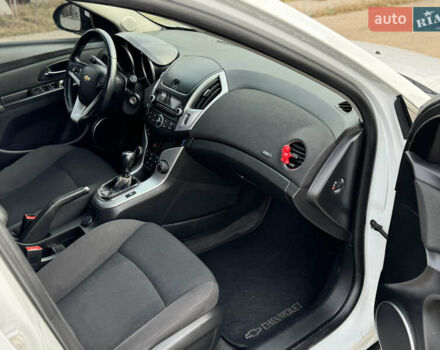 Белый Шевроле Круз, объемом двигателя 1.6 л и пробегом 184 тыс. км за 6200 $, фото 8 на Automoto.ua