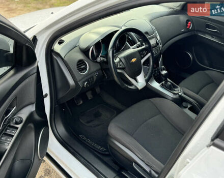 Белый Шевроле Круз, объемом двигателя 1.6 л и пробегом 184 тыс. км за 6200 $, фото 4 на Automoto.ua