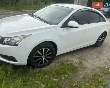 Белый Шевроле Круз, объемом двигателя 1.6 л и пробегом 220 тыс. км за 5700 $, фото 1 на Automoto.ua