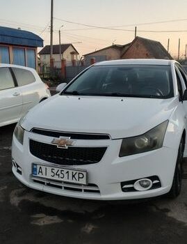 Белый Шевроле Круз, объемом двигателя 1.8 л и пробегом 412 тыс. км за 7500 $, фото 1 на Automoto.ua