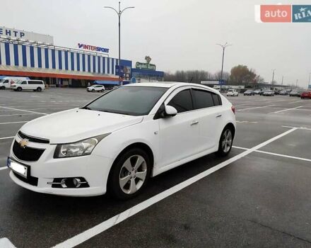 Белый Шевроле Круз, объемом двигателя 1.8 л и пробегом 128 тыс. км за 5700 $, фото 1 на Automoto.ua