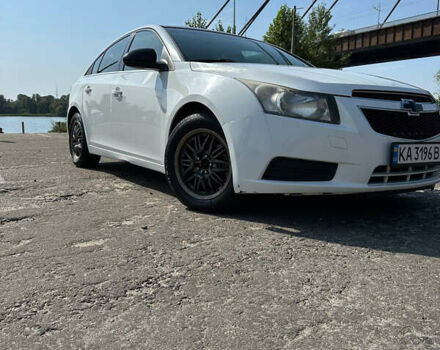 Белый Шевроле Круз, объемом двигателя 1.8 л и пробегом 323 тыс. км за 6000 $, фото 1 на Automoto.ua