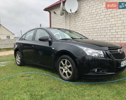 Черный Шевроле Круз, объемом двигателя 2 л и пробегом 300 тыс. км за 6500 $, фото 1 на Automoto.ua