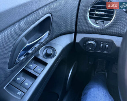 Черный Шевроле Круз, объемом двигателя 1.8 л и пробегом 85 тыс. км за 7600 $, фото 23 на Automoto.ua