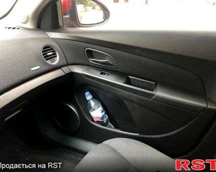 Красный Шевроле Круз, объемом двигателя 1.4 л и пробегом 235 тыс. км за 6400 $, фото 7 на Automoto.ua