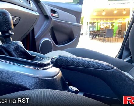 Красный Шевроле Круз, объемом двигателя 1.6 л и пробегом 121 тыс. км за 8000 $, фото 2 на Automoto.ua