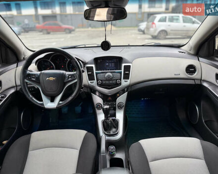 Серый Шевроле Круз, объемом двигателя 1.8 л и пробегом 290 тыс. км за 5795 $, фото 11 на Automoto.ua