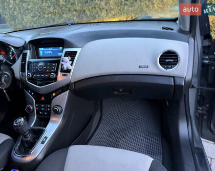 Сірий Шевроле Круз, об'ємом двигуна 2 л та пробігом 241 тис. км за 5999 $, фото 29 на Automoto.ua