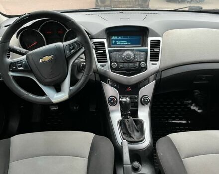 Серый Шевроле Круз, объемом двигателя 1.8 л и пробегом 280 тыс. км за 4450 $, фото 7 на Automoto.ua