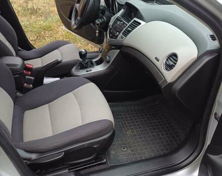 Серый Шевроле Круз, объемом двигателя 1.8 л и пробегом 210 тыс. км за 5999 $, фото 5 на Automoto.ua