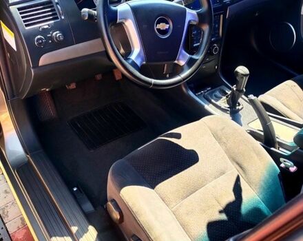 Бежевий Шевроле Епіка, об'ємом двигуна 2 л та пробігом 155 тис. км за 6000 $, фото 5 на Automoto.ua