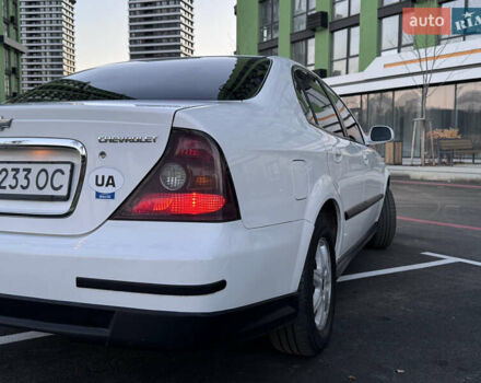 Белый Шевроле Эванда, объемом двигателя 2 л и пробегом 257 тыс. км за 4400 $, фото 8 на Automoto.ua