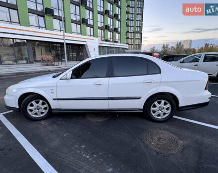 Белый Шевроле Эванда, объемом двигателя 2 л и пробегом 257 тыс. км за 4400 $, фото 2 на Automoto.ua