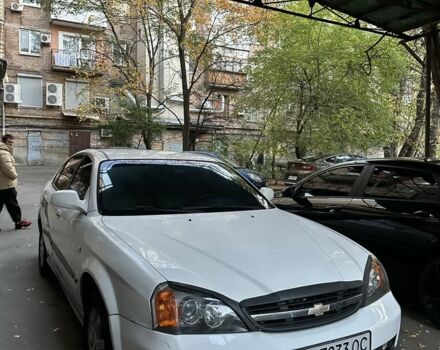 Белый Шевроле Эванда, объемом двигателя 2 л и пробегом 266 тыс. км за 2475 $, фото 1 на Automoto.ua