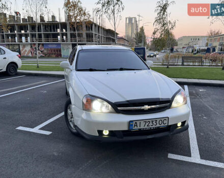 Белый Шевроле Эванда, объемом двигателя 2 л и пробегом 257 тыс. км за 4400 $, фото 1 на Automoto.ua