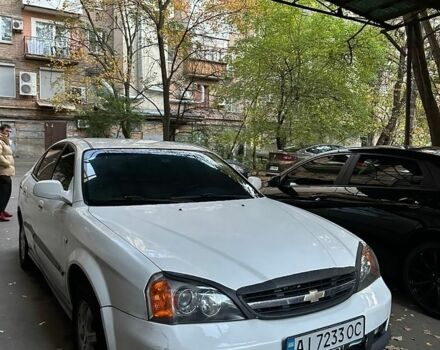 Белый Шевроле Эванда, объемом двигателя 2 л и пробегом 265 тыс. км за 2572 $, фото 1 на Automoto.ua