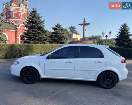 Белый Шевроле Лачетти, объемом двигателя 1.6 л и пробегом 250 тыс. км за 4200 $, фото 6 на Automoto.ua