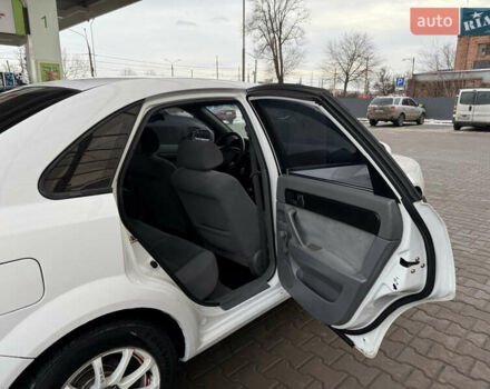 Белый Шевроле Лачетти, объемом двигателя 1.8 л и пробегом 236 тыс. км за 3900 $, фото 12 на Automoto.ua