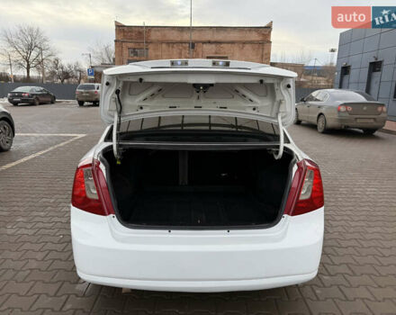 Белый Шевроле Лачетти, объемом двигателя 1.8 л и пробегом 236 тыс. км за 3900 $, фото 9 на Automoto.ua