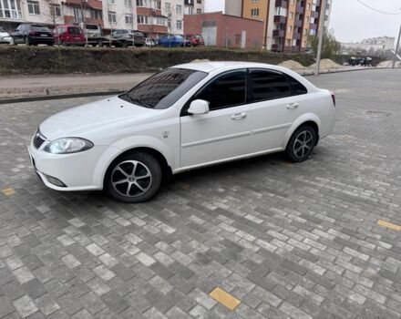 Белый Шевроле Лачетти, объемом двигателя 1.5 л и пробегом 280 тыс. км за 4200 $, фото 2 на Automoto.ua