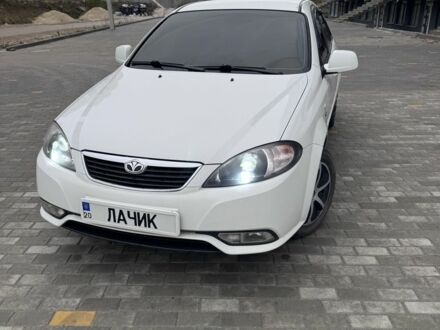 Белый Шевроле Лачетти, объемом двигателя 1.5 л и пробегом 280 тыс. км за 4200 $, фото 1 на Automoto.ua