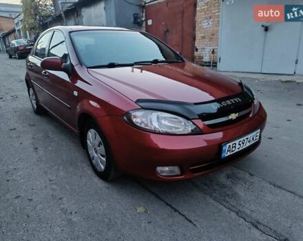 Красный Шевроле Лачетти, объемом двигателя 1.6 л и пробегом 261 тыс. км за 3650 $, фото 6 на Automoto.ua