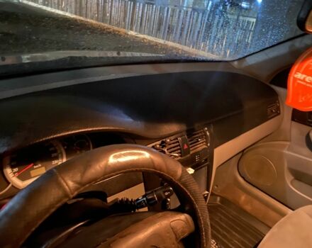 Красный Шевроле Лачетти, объемом двигателя 1.8 л и пробегом 240 тыс. км за 2000 $, фото 4 на Automoto.ua