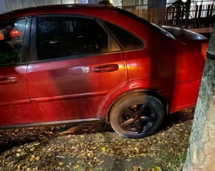 Красный Шевроле Лачетти, объемом двигателя 1.8 л и пробегом 240 тыс. км за 2000 $, фото 2 на Automoto.ua