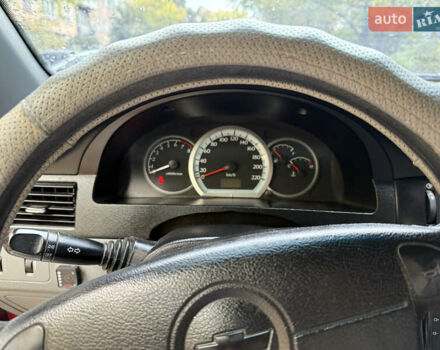 Красный Шевроле Лачетти, объемом двигателя 1.6 л и пробегом 213 тыс. км за 4500 $, фото 5 на Automoto.ua