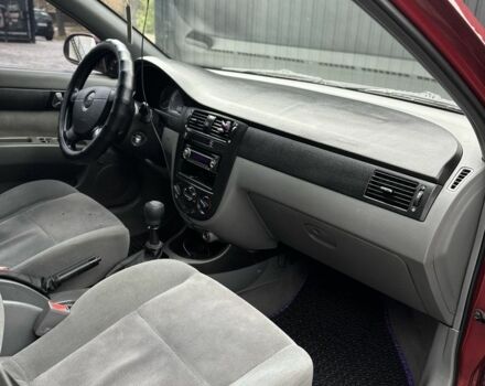 Красный Шевроле Лачетти, объемом двигателя 1.8 л и пробегом 195 тыс. км за 3700 $, фото 5 на Automoto.ua