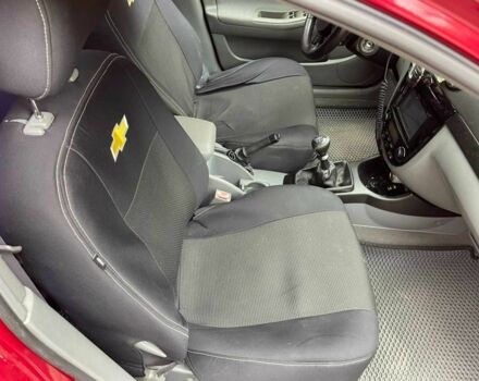 Красный Шевроле Лачетти, объемом двигателя 1.8 л и пробегом 343 тыс. км за 4300 $, фото 5 на Automoto.ua