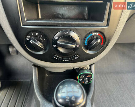 Желтый Шевроле Лачетти, объемом двигателя 1.6 л и пробегом 200 тыс. км за 4200 $, фото 6 на Automoto.ua