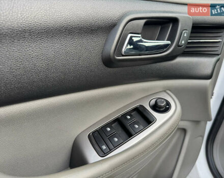 Белый Шевроле Малибу, объемом двигателя 2.5 л и пробегом 100 тыс. км за 10000 $, фото 31 на Automoto.ua