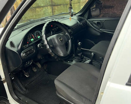 Белый Шевроле Нива, объемом двигателя 1.69 л и пробегом 157 тыс. км за 5999 $, фото 23 на Automoto.ua